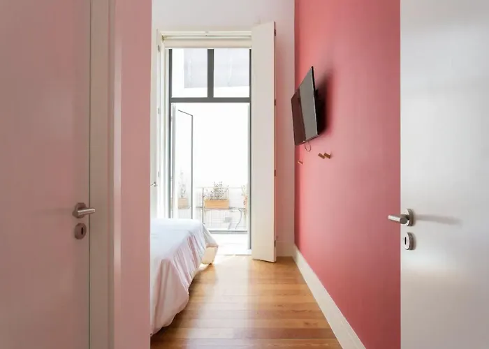 Beautiful 3-story House In Chiado With A 40m² Private Terrace דירה *