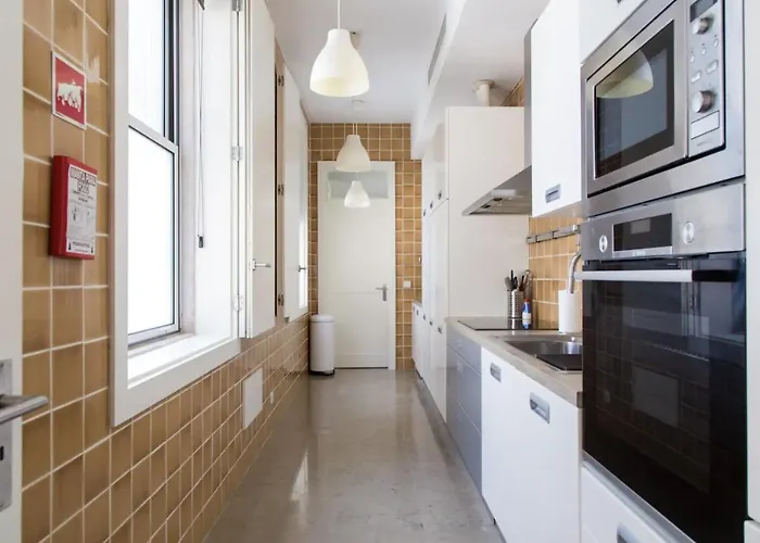 Beautiful 3-story House In Chiado With A 40m² Private Terrace דירה ליסבון