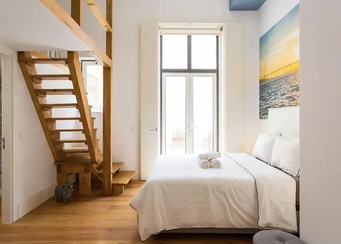 Beautiful 3-story House In Chiado With A 40m² Private Terrace דירה