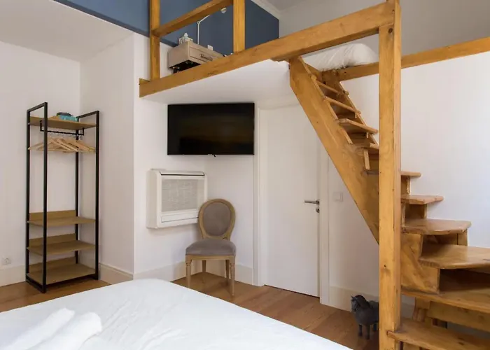 Beautiful 3-story House In Chiado With A 40m² Private Terrace דירה ליסבון