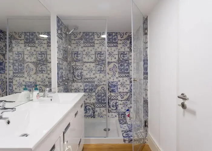 Beautiful 3-story House In Chiado With A 40m² Private Terrace דירה *