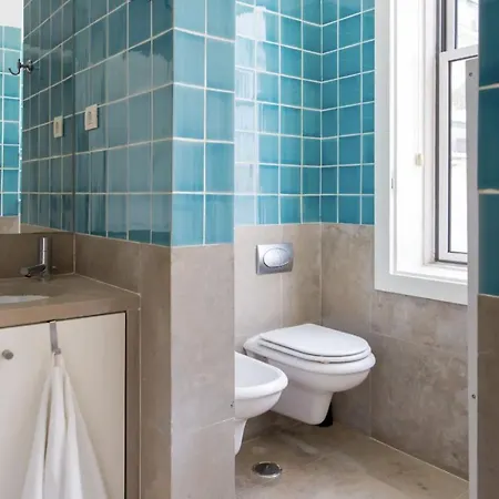 Daire Beautiful 3-story House In Chiado With A 40m² Private Terrace Lisboa