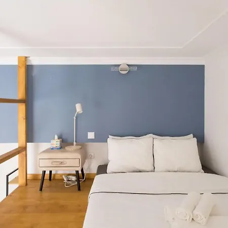 Daire Beautiful 3-story House In Chiado With A 40m² Private Terrace Lisboa