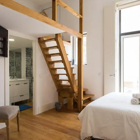 Beautiful 3-story House In Chiado With A 40m² Private Terrace Лиссабон